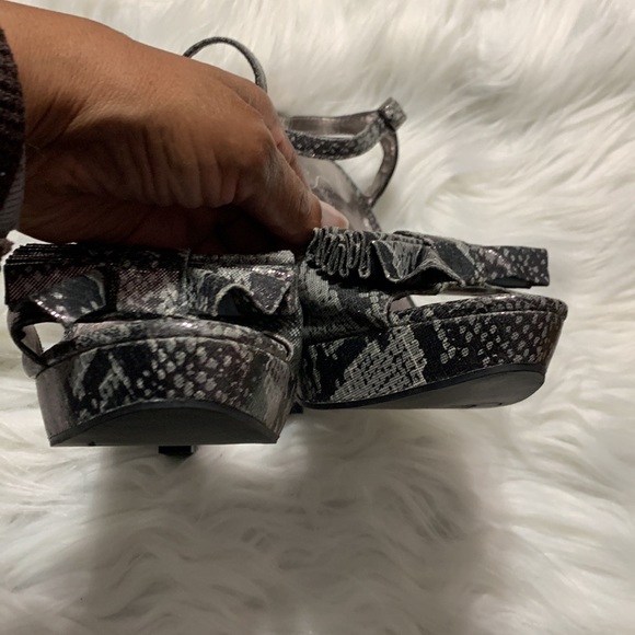 Jessica Simpson Casa Pumps Dark Pewter Stamped Metallic Snake Bow Platform Heels - Picture 7 of 14